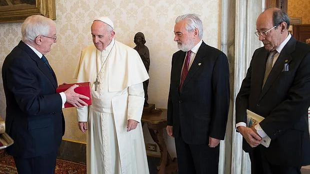 Víctor García de la Concha entrega un ejemplar del «Quijote» al Papa Francisco en presencia de Darío Villanueva y Francisco Rico