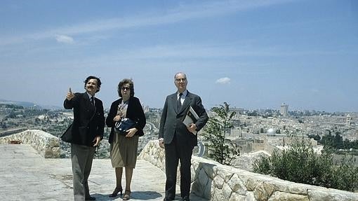 Rosario Conde y Camilo José Cela visitando Jerusalén en 1982