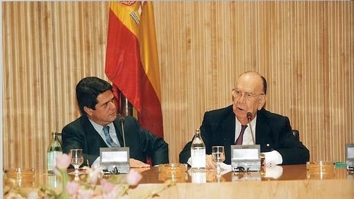 Cela junto a Trillo en una conferencia del XX aniversario de la Constitución