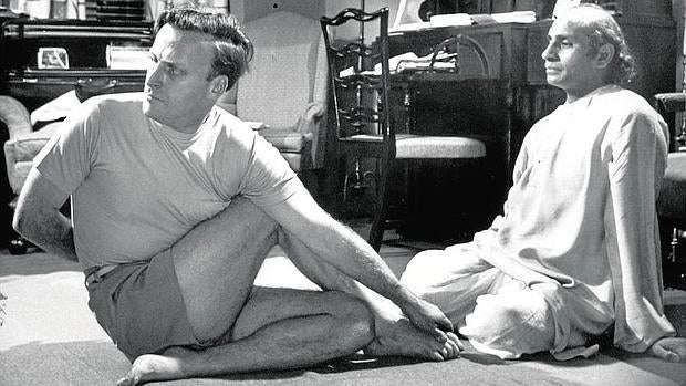 Yehudi Menuhin practicando yoga en 1953