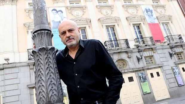 Juan Carlos Pérez de la Fuente, ante la fachada del Teatro Español