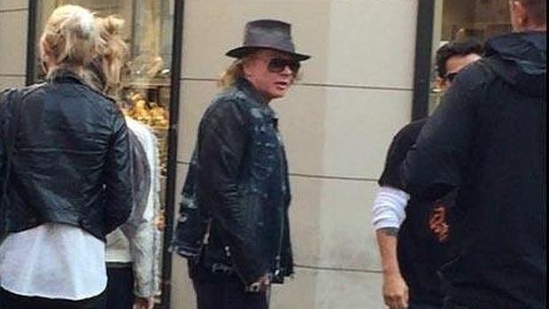 El cantante Axl Rose, por las calles de Sevilla