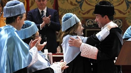 Nuria Espert, en el momento de ser investida doctora honoris causa por el rector de la UCM