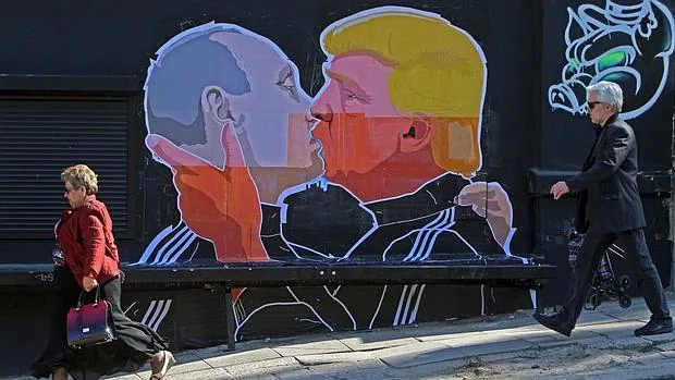 El beso de tornillo de Vladimir Putin y Donald Trump