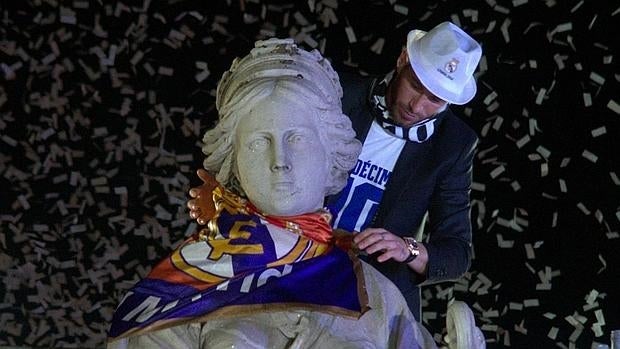 El real madrid celebra con los aficiados la decima copa de champions en la plaza de cibeles