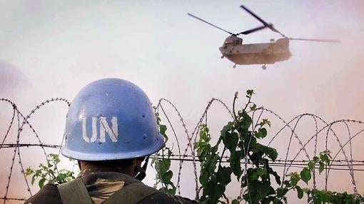 Un soldado de la ONU ve despegar un helicóptero en Sierra Leona