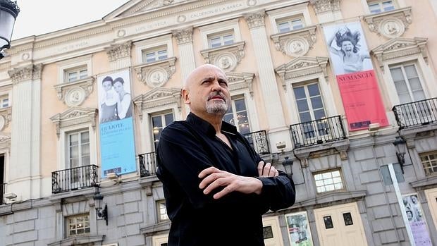 Juan Carlos Pérez de la Fuente, ante la fachada del Teatro Español