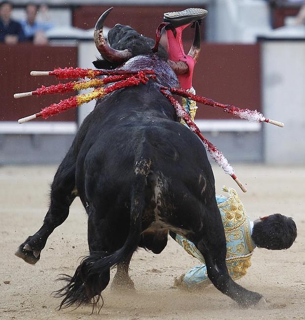 Luis David Adame, en el momento de la cornada