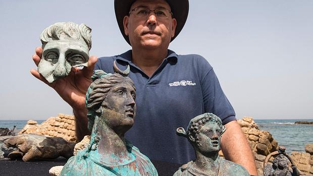 El director de la Unidad de Arqueología Marina de la Autoridad de Antigüedades de Israel (AAI), Jacob Sharvit, muestra algunos de los objetos hallados