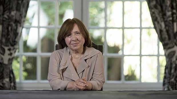 Svetlana Alexiévich: «Desde que me dieron el Nobel, el poder es más cauteloso conmigo»