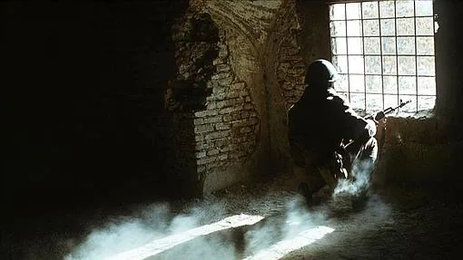 Un soldado soviético, en guardia en Afganistán, en 1988
