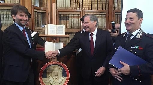 El ministro italiano de Cultura, Dario Franceschini (i), junto al embajador estadounidense en Italia, John R. Phillips (c), y el general de los carabineros Mariano Mossa, posan junto a la carta