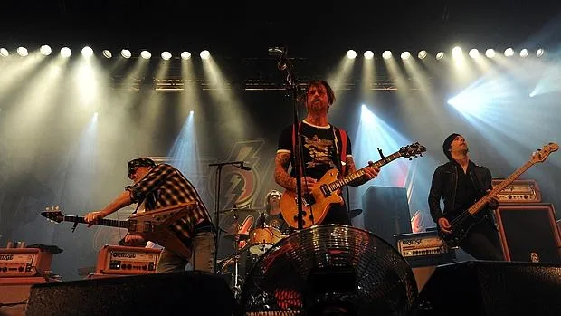 La banda Eagles of Death Metal durante un concierto