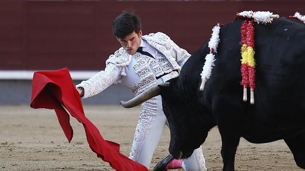José Garrido comenzó de rodillas su faena de la ceremonia al toro de Alcurrucén
