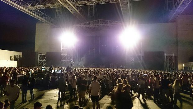 El escenario durante los minutos en el que estuvo detenido el concierto