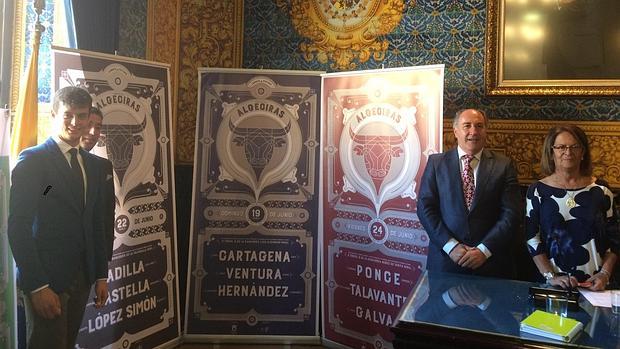 Un momento de la presentación de los carteles