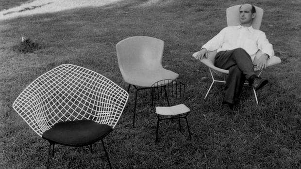 Harry Bertoia, junto a alguna de las sillas que diseñó