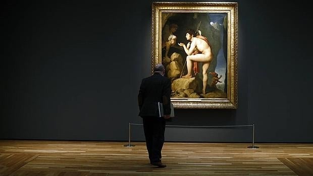 Un hombre contempla una obra de la exposición que El Prado dedicó a Ingres