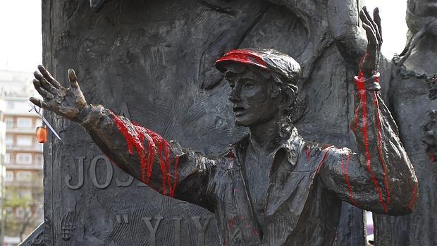 La estatua de Yiyo, manchada por pintura roja por los antitaurinos