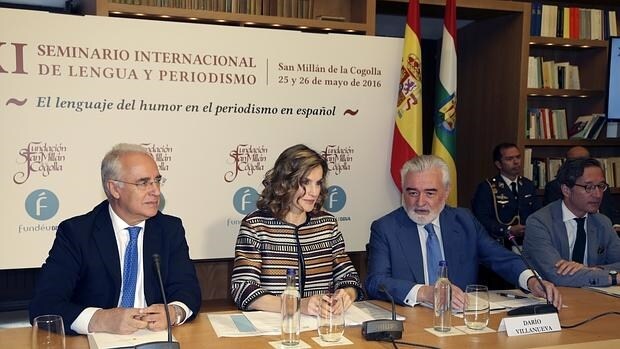 La Reina, junto al presidente del Gobierno de La Rioja, José Ignacio Ceniceros (i); el director de la Real Academia Española, Darío Villanueva (2d) y el secretario de Estado de Cultura, José María Lasalle