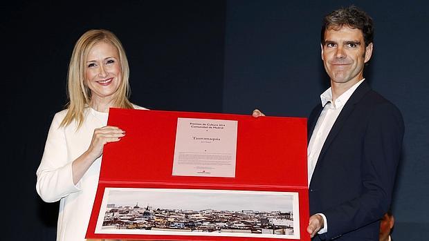 Cristina Cifuente y José Tomás, durante la entrega del premio