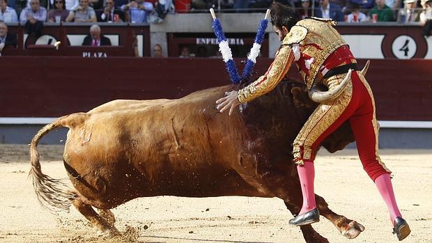 Juan José Padilla, entre los pitones en el momento de la cogida