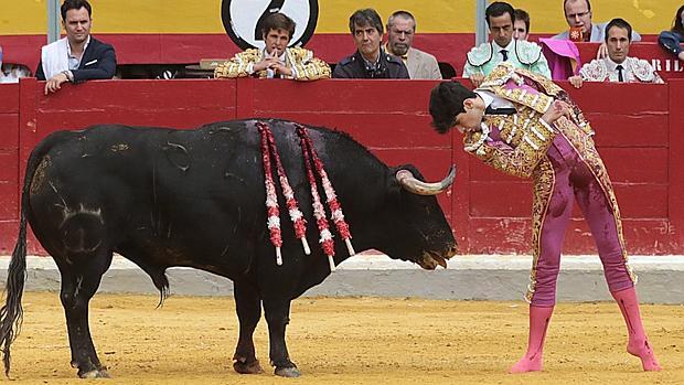López Simón se desplanta con el toro