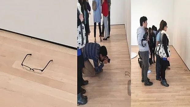 Visitantes del MOMA contemplan las gafas