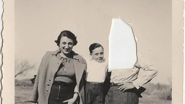 Fotos de un álbum familiar anónimo de los años 40-50, del Musée Nicéphore Niepce de Chalon-sur-Sâone. En sus retratos, el rostro de variias personas aparecen mutilados