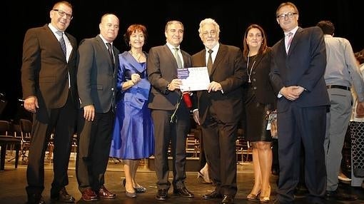 Plácido Domingo, Araceli Pereda, y Elías Bendodo Benasayag, en la entrega del permio al Caminito del Rey