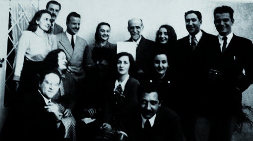 Foto de familia de la Generación del 45, a la que Idea Vilariño perteneció, con motivo de la visita de Juan Ramón Jiménez a Montevideo. Idea Vilariño aparece a la izquierda del poeta español