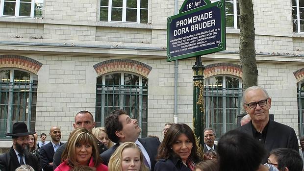 Anne Hidalgo, alcaldesa de París, y Patrick Modiano (segunda y primero por la derecha) en la inauguración del Paseo Dora Bruder, personaje creado por el premio Nobel