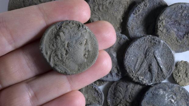 Fotografía facilitada por Israel Antiquities Authority de algunas de las monedas descubiertas en la zona de Modiín