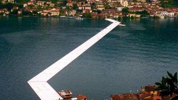 Vista de la pasarela sobre el lago Iseo