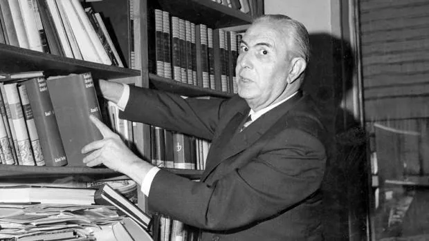 Pedro Laín Entralgo, en la biblioteca de su casa