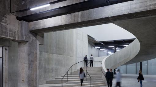Fabulosa escalera curva en el interior del nuevo edificio