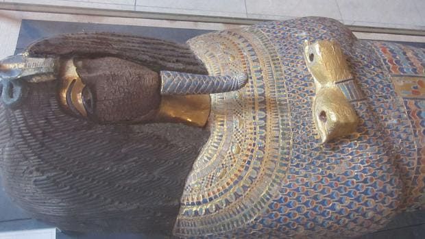 El sarcófago hallado en la KV55 con parte de la máscara de oro arrancada