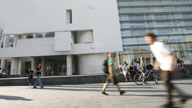 Fachada del MACBA desde la plaza del Àngels