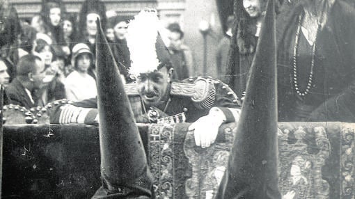Alfonso XIII el Jueves Santo de 1930, retratado por el abuelo del fotógrafo premiado