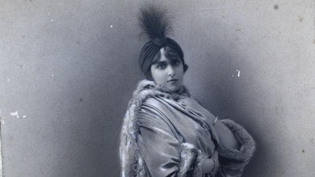 Victoria Ocampo, fotografiada por Léopold-Émile Reutlinger en su estudio de París