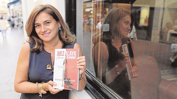 Mercedes Benítez con su libro, este miércoles en la puerta del Círculo Mercantil, donde lo presentó