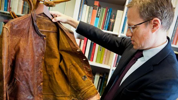 Thomas Venning examina la chaqueta de Einstein
