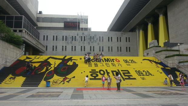 La escaleras del Senjong Art Center de Seúl anuncian la exposición
