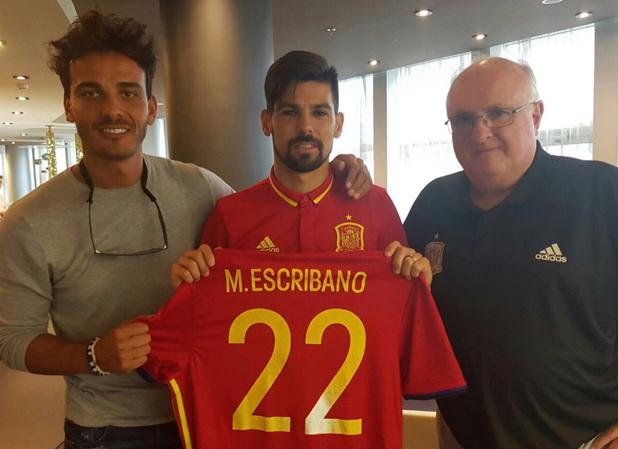 Nolito muestra la camiseta en homenaje a Manuel Escribano