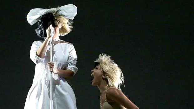 Sia durante el concierto que dejó al descubierto su rostro