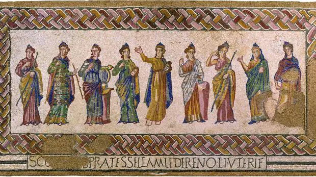 Mosaico de las Musas, cuya inscripción pide que se barra con cuidado y desea buena suerte