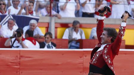 Pablo Hermoso, pletórico con dos de las orejas que cortó
