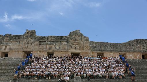 Foto de grupo en el Cuadrángulo de las Monjas