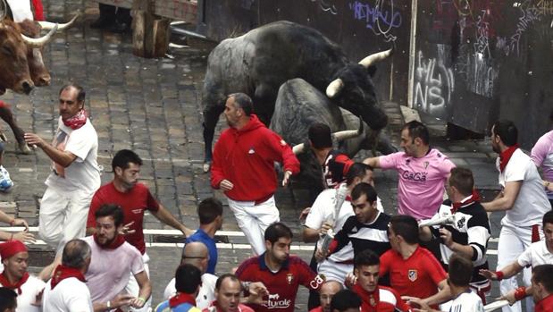 Un toro rezagado de José Escolar siembra el pánico en el tercer encierro de los sanfermines