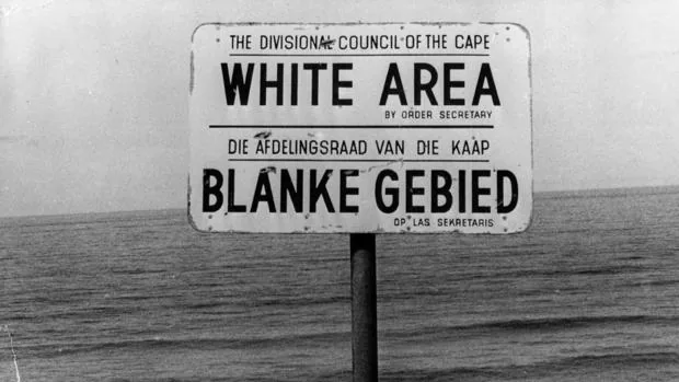 Cartel en una playa sudafricana en los años del «apartheid»